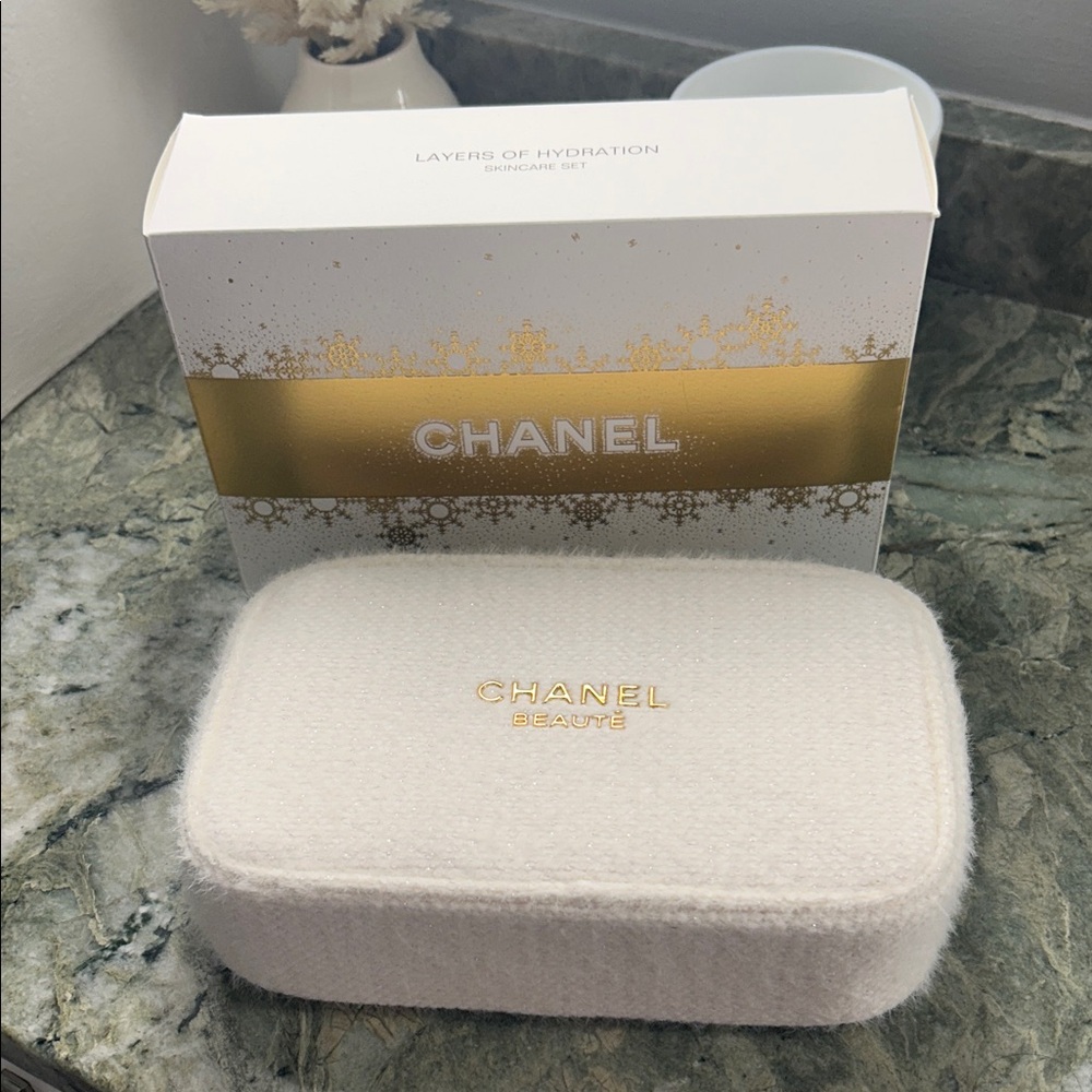 NIB CHANEL Beauté LARGE size cosmetic pouch